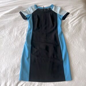 Color block dress by DKNY. Perfect for the office or a day exploring a city 🩵🖤